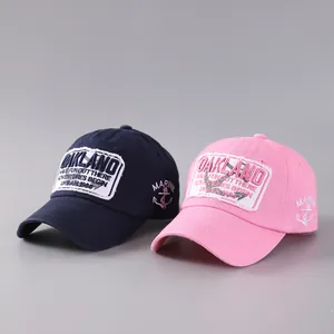 Detaillierte Stickerei auf Vintage-Baseballkappen in Marineblau und Rosa mit Patches