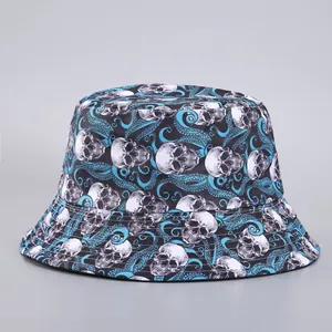 Sombrero de pescador reversible con estampado de calavera y tentáculo azul en negro