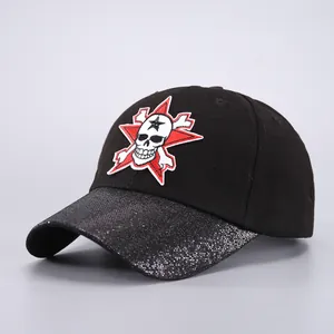 Detalle de gorra con bordado de calavera y visera acabada en lentejuelas brillantes