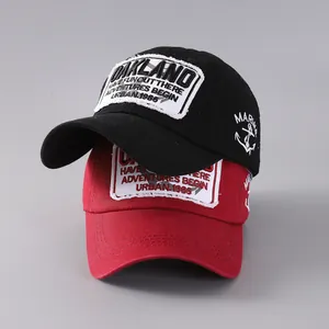 Detail der Vintage-Baseballkappe mit bestickten Aufnähern und Marine-Anker-Stickerei