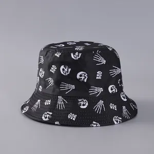 Detalle de gorro de pescador de Halloween con calaveras blancas y estampados BOO