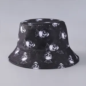 Gorro bucket negro con estampado de calavera y corona para Halloween y estilo urbano
