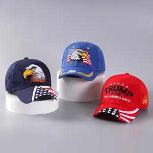 Dettaglio del ricamo 3D con aquila USA e slogan Trump 2024 su cappellini da baseball