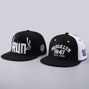 Détail de la broderie 3D sur casquettes snapback avec textes RUN et Brooklyn