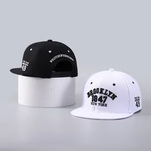 Détail de la broderie 3D Brooklyn 1947 sur casquettes snapback hip hop noir et blanc