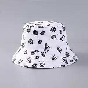 Detalle del sombrero de pescador Halloween con calaveras y letras BOO en lienzo