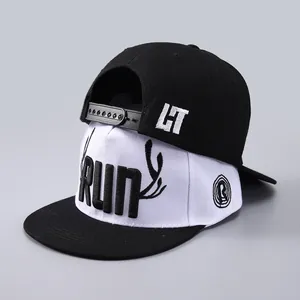 Détail de la broderie 3D sur casquettes snapback avec texte LT et RUN et sangle réglable en plastique
