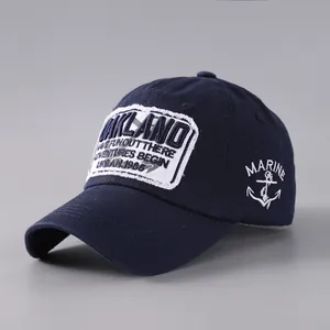 Detaillierte Stickerei auf marineblauer Baumwollkappe mit amerikanischen Vintage-Patches