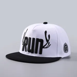 Détail de la broderie 3D sur casquette snapback avec design contrasté noir et blanc