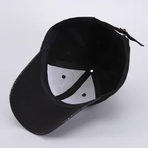 Vista detallada de la gorra de béisbol negra que muestra el forro y la hebilla de metal