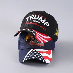 Dettaglio cappellino da baseball con ricamo 3D, slogan Trump 2024 e aquila degli USA