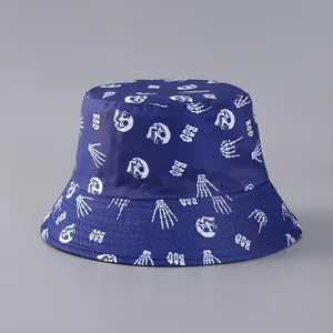 Detalle de gorro de Halloween azul marino con calaveras blancas y estampado de BOO