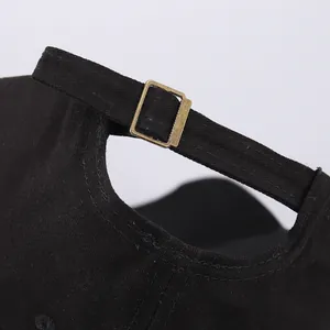 Detalle de gorra de béisbol de algodón negro con correa ajustable y hebilla de metal