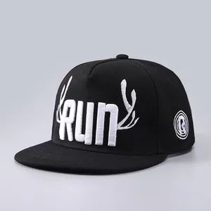 Détail de la broderie 3D blanche avec lettres RUN et bois sur casquette noire à bord plat