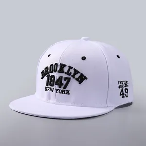 Détail de la broderie 3D Brooklyn 1947 haute densité sur une casquette snapback blanche