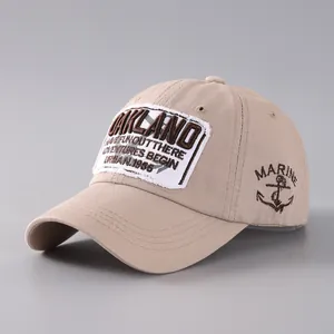 Detailansicht der khakifarbenen Baseballkappe mit Vintage Oakland Patch und Ankerstickerei
