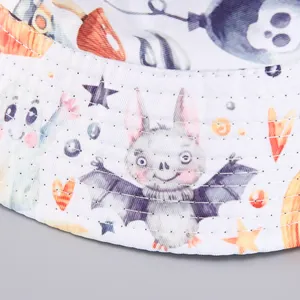 Detalle de costuras reforzadas y estampados de murciélagos en el sombrero bucket Halloween
