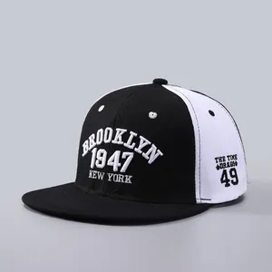 Gros plan de la broderie 3D Brooklyn 1947 sur casquette hip-hop à visière plate