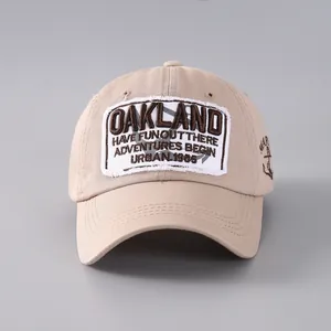 Khaki Baseballkappe mit Oakland-Aufnäher und Anker-Stickerei in Nahaufnahme