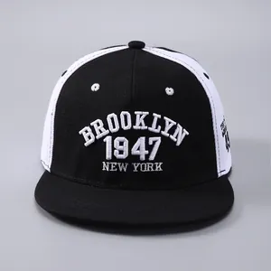 Détail de la broderie 3D Brooklyn New York sur la casquette bicolore à visière plate snapback