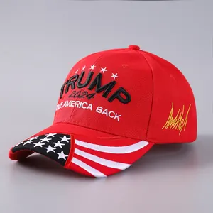 Dettaglio del ricamo 3D Trump 2024 e motivo bandiera USA su cappellino da baseball rosso