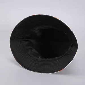 Detalle del forro interior negro y el ala estampada de colores del sombrero tipo pescador