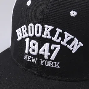 Gros plan sur la broderie 3D blanche Brooklyn 1947 New York sur la casquette noire