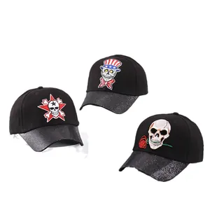 Pack de tres gorras de béisbol negras con bordado de calavera y visera plateada brillante