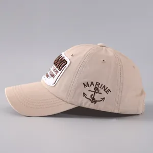 Khaki Retro-Baseballkappe aus Baumwolle mit Marine-Stickerei und Vintage-Aufnäher