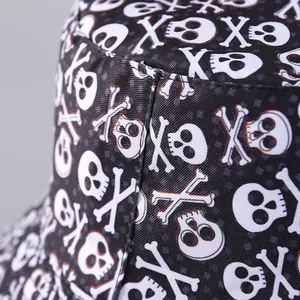 Primer plano de gorro bucket de Halloween con estampados de calaveras y costuras finas