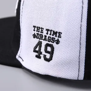 Détail de la broderie THE TIME DRAGS 49 de haute qualité sur la casquette en sergé