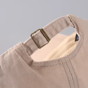 Makrodetail der khakifarbenen Twill-Baumwoll-Baseballkappe mit bronzener Metallschnalle