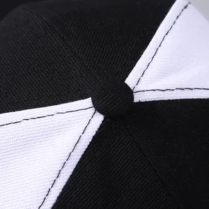 Vue macro détaillée du tissu en sergé de coton bicolore et des coutures sur le haut de la casquette