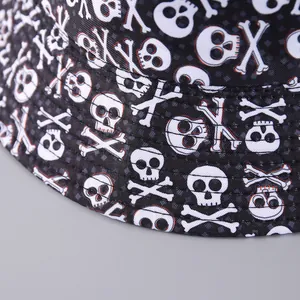 Detalle de sombrero de pescador negro con estampado de calaveras y costuras