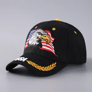 Dettaglio del ricamo con aquila e bandiera USA su un cappellino da baseball in cotone nero