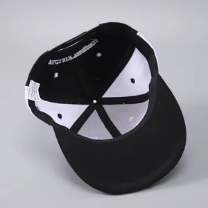 Détail de l'intérieur de la casquette hip hop 100% acrylique avec coutures et étiquette
