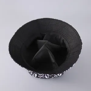 Vista de detalle del gorro de pescador negro de Halloween con calaveras y forro interior