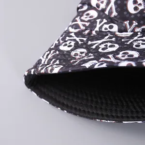 Primer plano del sombrero de pescador negro para Halloween con calaveras y costuras finas