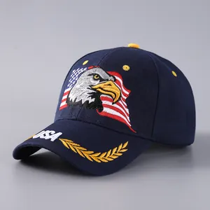 Dettaglio del ricamo 3D con aquila e bandiera USA su un cappellino in cotone blu scuro