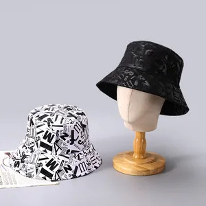 Anglerhut aus Baumwolle mit Allover-Buchstabenprint in Schwarz-Weiß auf Modellkopf