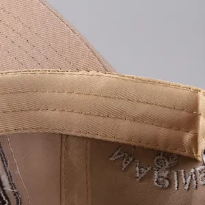 Makroaufnahme von beigem Baseballcap-Schweißband und verstärkten Nähtendetails