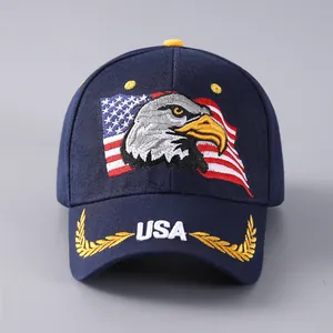 Dettaglio ricamo 3D con aquila e bandiera USA su berretto da baseball blu navy