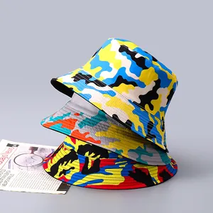 Détail de chapeaux bobs camouflage en bleu, orange et rouge empilés verticalement