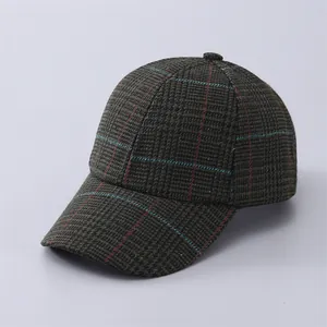 Dettaglio ravvicinato della texture in misto lana pied-de-poule del cappello a strisce