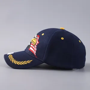Dettaglio ricamo aquila e bandiera USA su un cappellino da baseball blu scuro