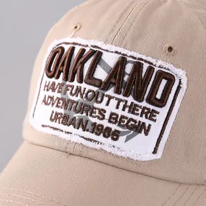 Makro-Detail des Vintage Oakland Stickpatches auf einer beigen Baumwoll-Baseballkappe