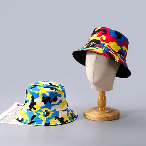 Détail des chapeaux bob réversibles avec motifs camouflage bleus et rouges pour randonnée
