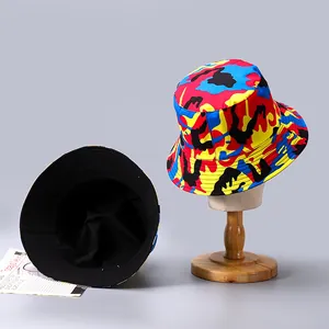Détail d'un bob réversible avec imprimé camouflage coloré et couche intérieure noire