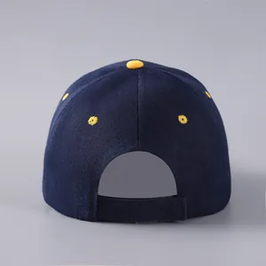 Berretto da baseball blu navy con dettagli gialli e cinturino regolabile, vista posteriore
