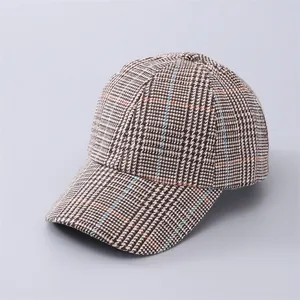 Vista dettagliata dall'alto di un cappello da baseball classico con motivo a quadri